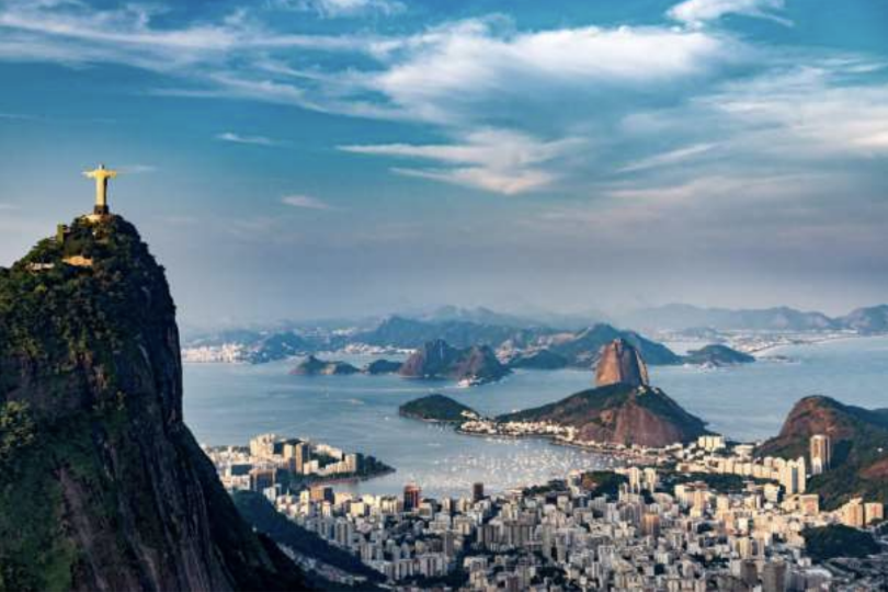 Panorama von Rio de Janeiro mit Christusstatue auf dem Corcovado, Zuckerhut und der Stadt am Meer